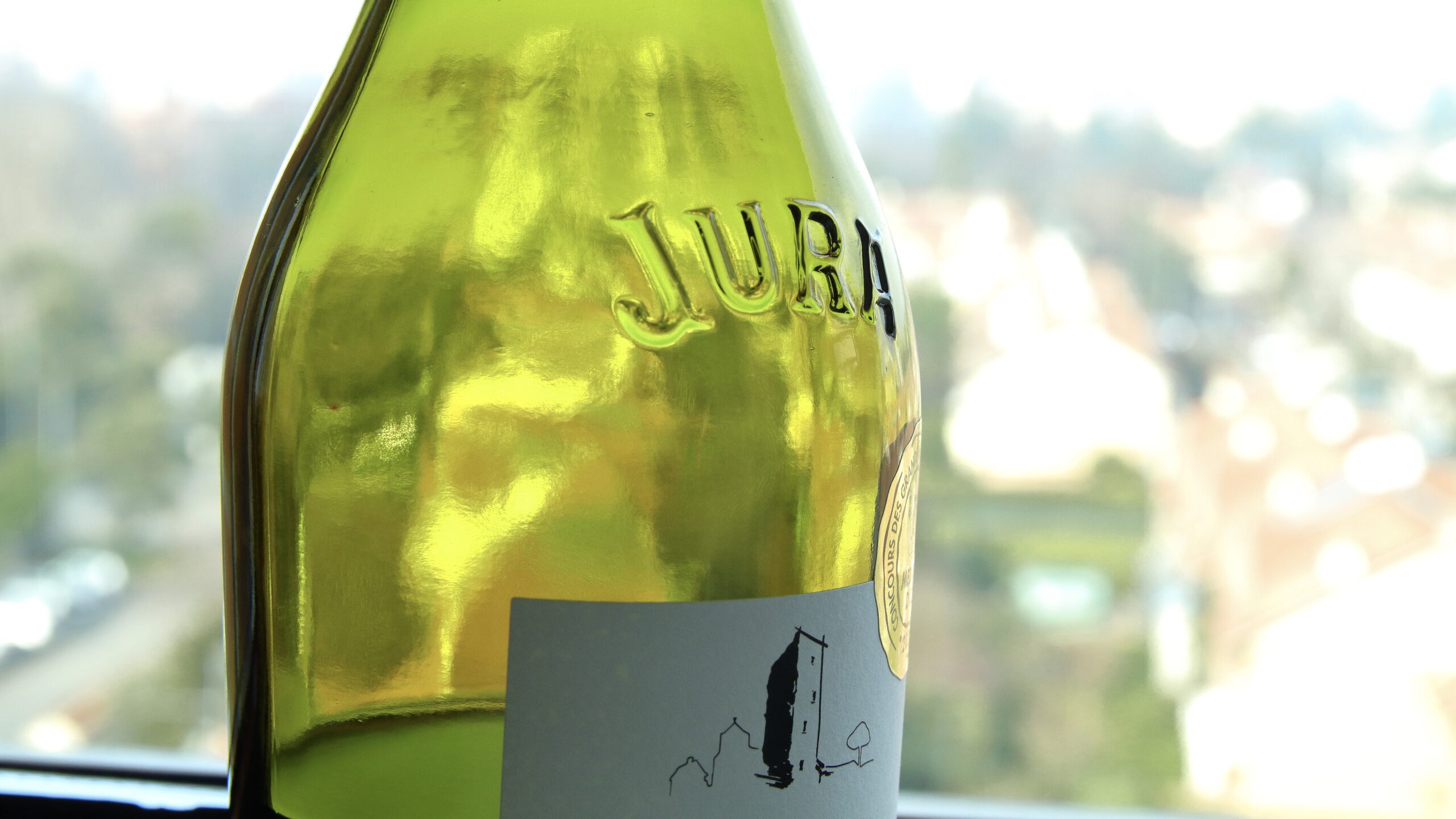 Le bottiglie di vino, oltre alla funzione pratica, sono simbolo di tradizione, territorialità e innovazione.